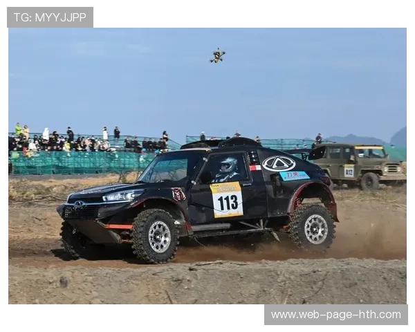 越野赛车在复杂路段进行测试，悬挂表现稳定