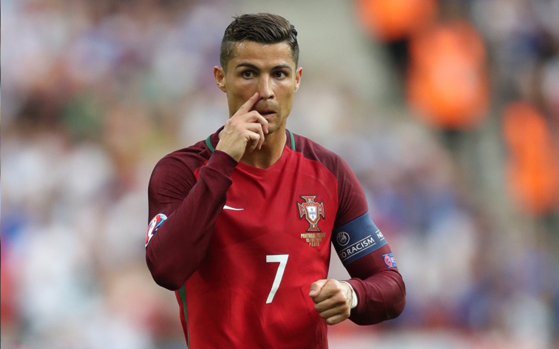 音乐节跑道侧舞台不间断 表演者与跑者互相加油